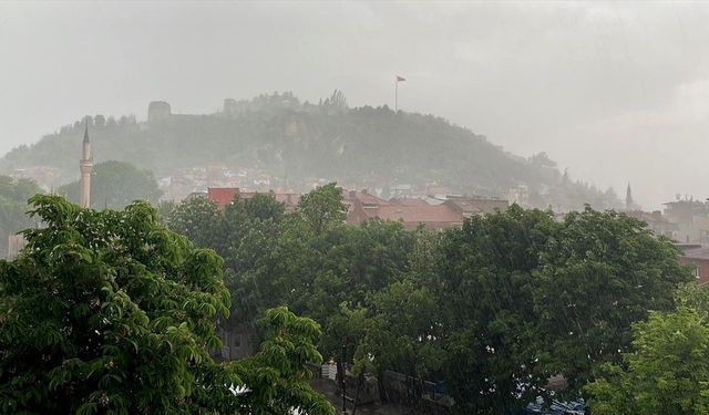 Kütahya'da dolu ve sağanak etkili oldu