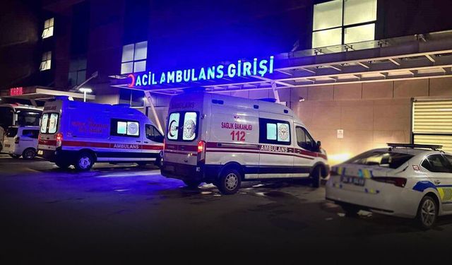 Plakasız motosiklet otomobille çarpıştı: Yaralılar hastaneye kaldırıldı