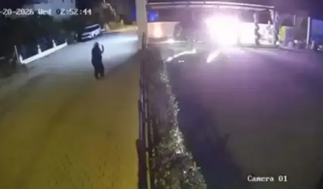 Park halindeki otomobili benzin döküp yaktılar: O anlar kamerada!