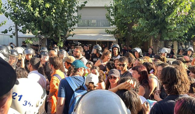 İzmir’de 'Onur Yürüyüşü' kapsamında toplanan gruba müdahale