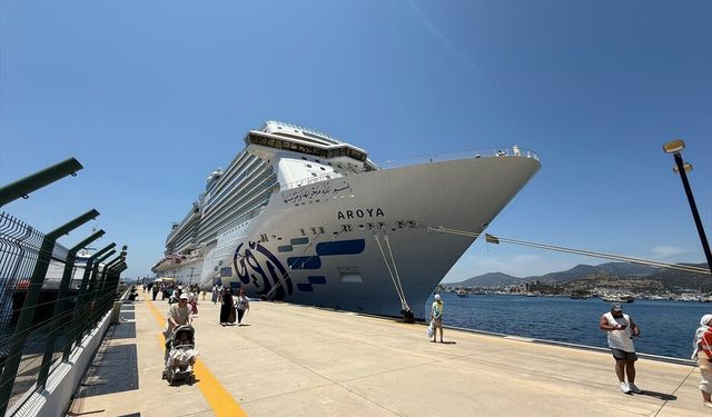 Bodrum'a 'Aroya' kruvaziyeriyle 2 bin 124 turist geldi