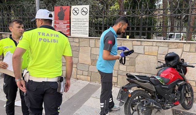 Aydınlatma direğine çarpan motosikletteki 2 lise öğrencisi yaralandı