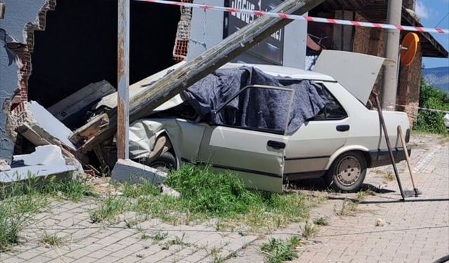 Denizli'de duvara çarpan otomobildeki yaşlı çift öldü