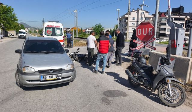 Otomobille çarpışan motosiklet devrildi: Sürücü hastanelik!