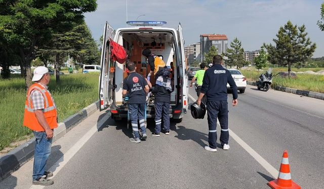 Kütahya'da otomobile çarpan motosikletteki çift yaralandı