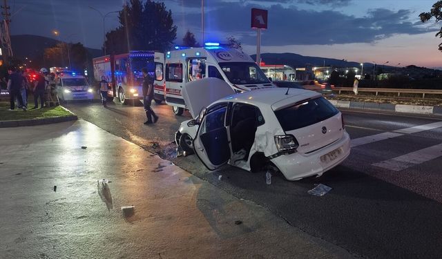 Önce kaldırıma ardından reklam panosuna çarptı: 4 kişi yaralandı!
