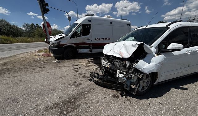 Ambulans hafif ticari araçla çarpıştı: 7 kişi yaralandı!