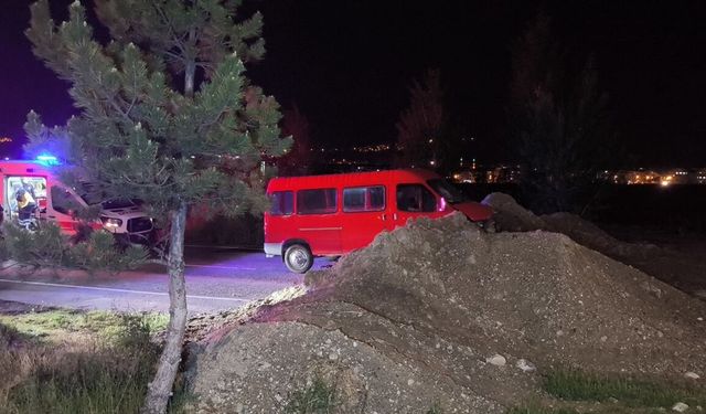 Toprak yığınına çarpan minibüsteki 3 kişi yaralandı