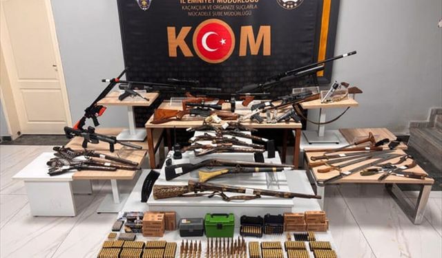 Uşak'ta bir ev ve iş yerinde 8 tabanca, 17 tüfek ele geçirildi