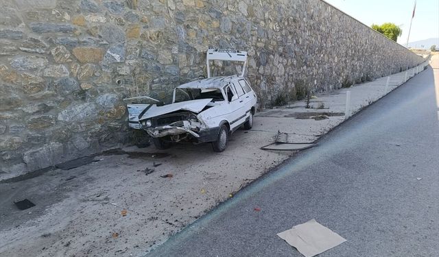 Uşak'ta kamyon ile çarpışan otomobilin sürücüsü yaralandı