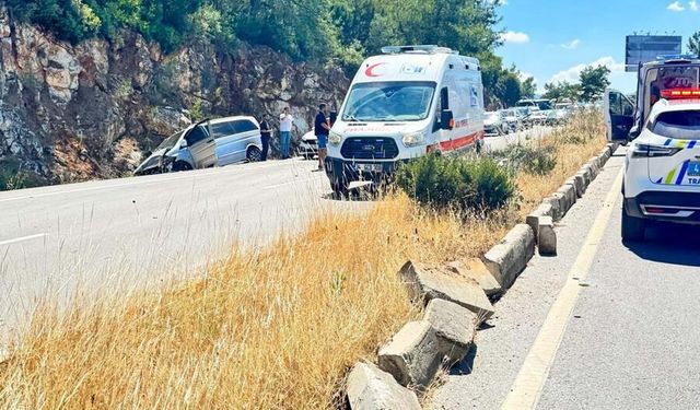 Bodrum'da otomobil ile minibüs çarpıştı: 6 yaralı