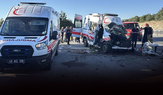 Ambulans, 2 TIR'a çarptı: Ölü ve yaralılar var