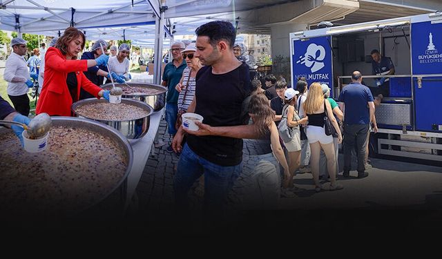 İzmir’de bereket ve dayanışma sofrası: Büyükşehir’den 10 bin kişiye aşure ikramı