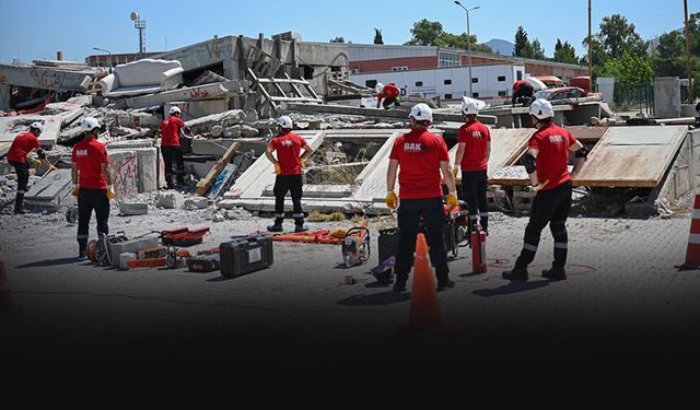 Bornova’nın nefes kesen afet tatbikatı: BAK ekibi göreve her an hazır!