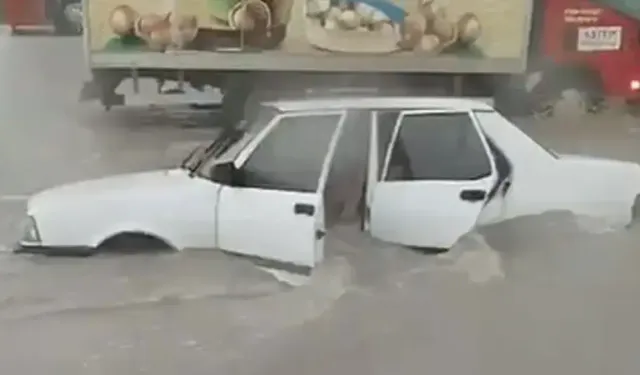 Denizli'yi sağanak vurdu: Yollar kapandı, araçlar mahsur kaldı