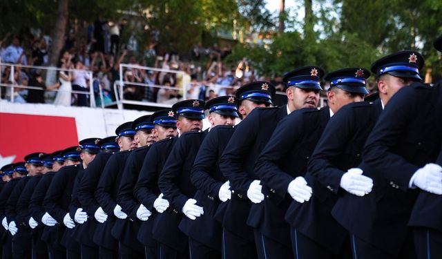 İzmir'de 376 polis adayı mezuniyet sevinci yaşadı