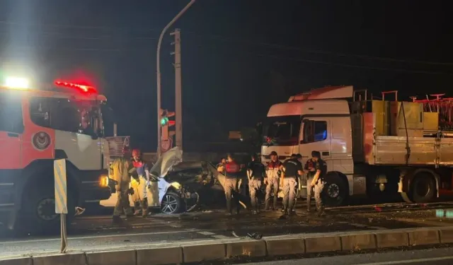 İzmir'de kırmızı ışıkta bekleyen araçlara tır çarptı: 1 ölü 5 yaralı