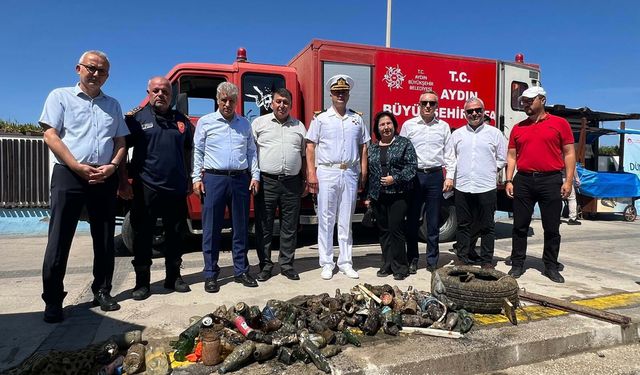Kuşadası'nda denizden 1,5 ton çöp çıkarıldı