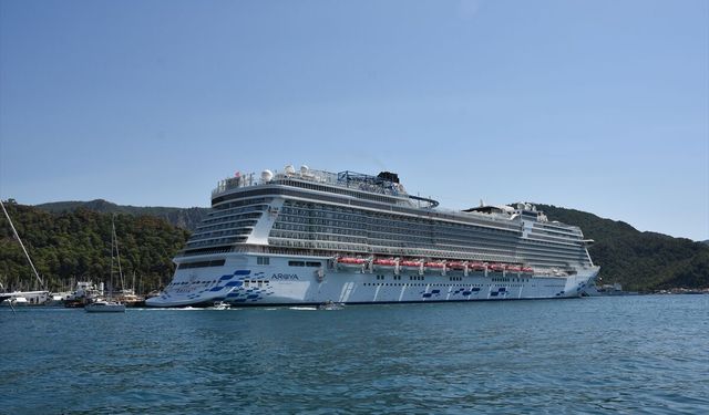 Marmaris'e 'Aroya' kruvaziyeri 2 bin 41 turist getirdi