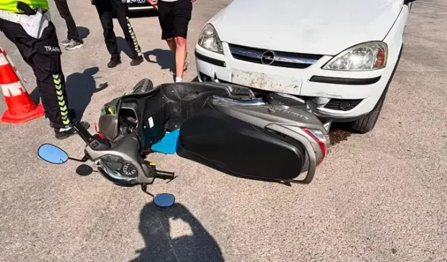 Otomobille çarpışan motosikletteki 2 kişi hastanelik!