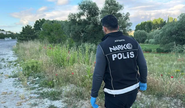Polisi görünce uyuşturucuyu otların arasına gizlediler