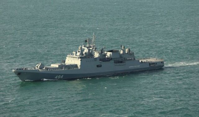 Rus savaş gemisi İngiliz yatına ateş açtı: Manş denizinde silahlar çekildi