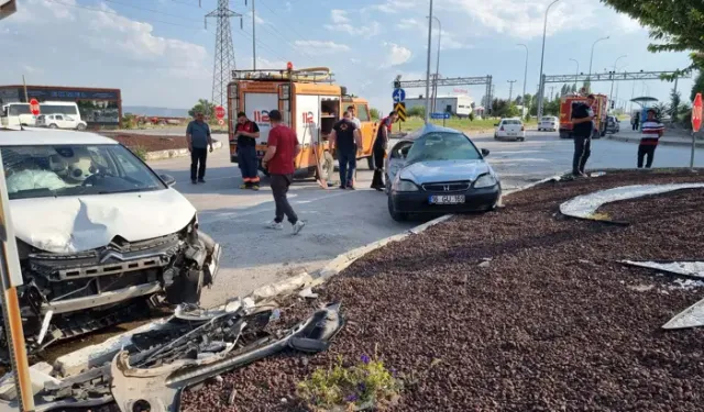 Kütahya'da çarpışan otomobillerin sürücüleri yaralandı