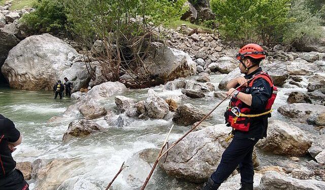 Balık tutmak isterken nehre düştü: Bir anda gözden kayboldu!