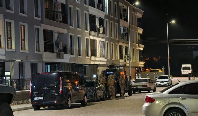 Evinin penceresine çıktı, rastgele çevreye ateş açtı