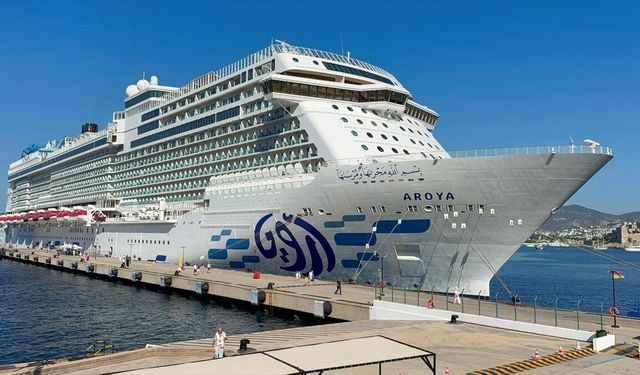 Bodrum'a 'Aroya' adlı kruvaziyer 2 bin 360 turistle geldi