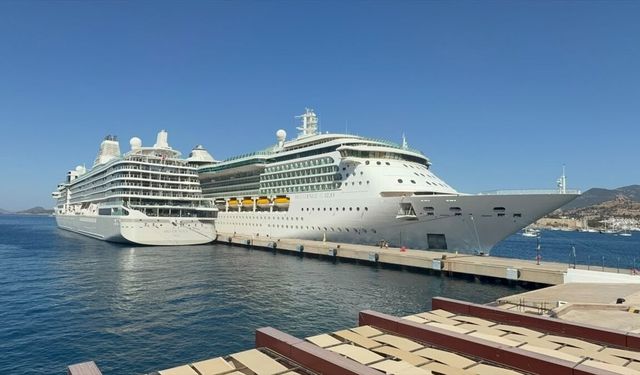 Bodrum'a iki kruvaziyerle 3 bin 319 turist geldi