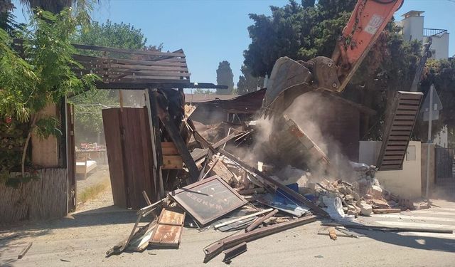 Bodrum'da sahile ulaşımı engelleyen kaçak yapılar yıkıldı