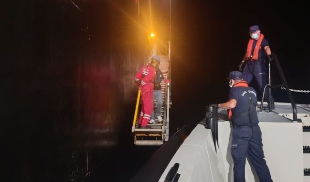 Fethiye açıklarında ticari gemide yaralanan kişiye tıbbi tahliye