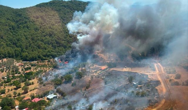 Fethiye'de çıkan orman yangınına havadan ve karadan müdahale ediliyor