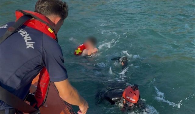Kuşadası açıklarında kürek sörfüyle sürüklenen 2 kişi kurtarıldı
