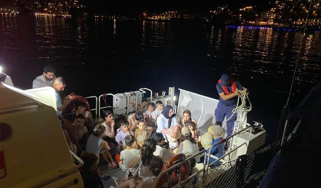 Yelkenli teknede 15'i çocuk 40 düzensiz göçmen yakalandı