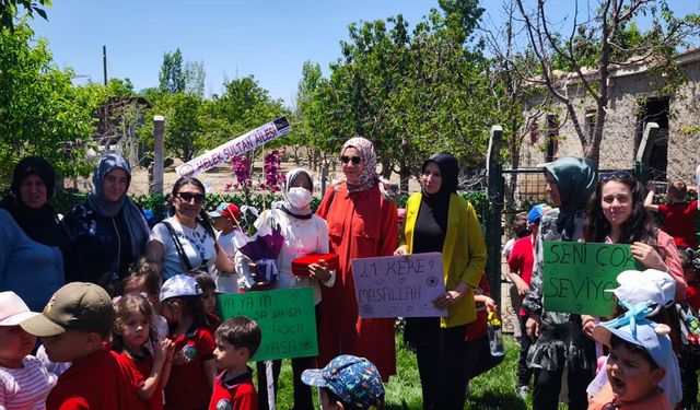 Minik öğrencilerden öğretmenlerine moral ziyareti