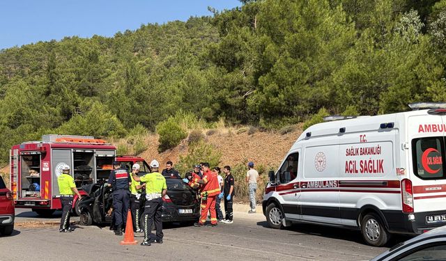 Fethiye'de kamyonetle çarpışan otomobilin sürücüsü öldü