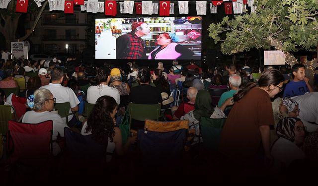 Bayraklı'da Açık Hava Sinema Günleri'ne yoğun ilgi: Sandalyeni al, gel!