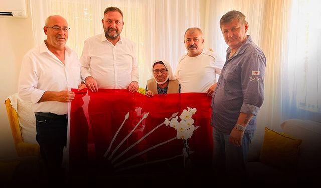 CHP İzmir İl Başkanı Gümrükçü’den 106 yaşındaki parti üyesi Nuriye Koç’a doğum günü ziyareti