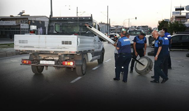 Çiğli Belediyesi'nden kamusal alan operasyonu: İşgal eden tabelalar kaldırıldı