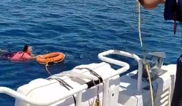 Akıntıyla açığa sürüklenen kadını deniz polisi kurtardı