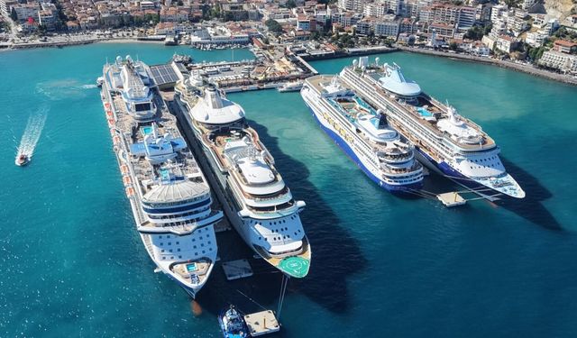 Kuşadası'na 4 gemiyle 9 bin 300 turist geldi