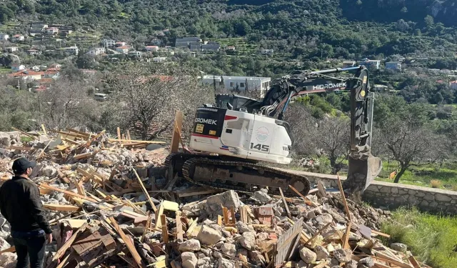 Marmaris'te kaçak yapılara geçit yok: Bu yıl 60 yapı yıkıldı