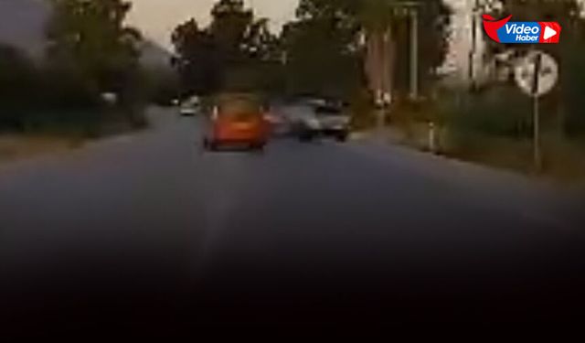 Muğla'da kaza kamerada: İki araç çarpıştı, ortalık karıştı