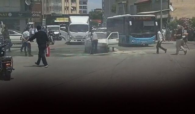 Trafikte korku dolu anlar: Seyir halindeki otomobil alev aldı!
