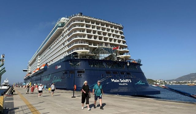 'Mein Schiff 5' kruvaziyeri 2 bin 756 yolcusuyla Bodrum'a geldi