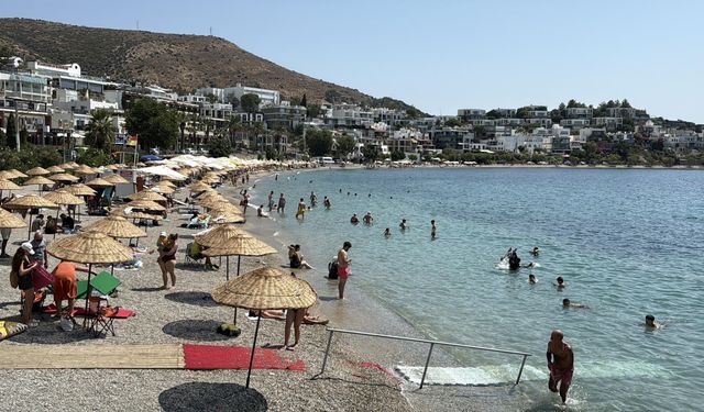 Bodrum'da sıcaklık 40 dereceyi aştı: Sahillerde yoğunluk oluştu!