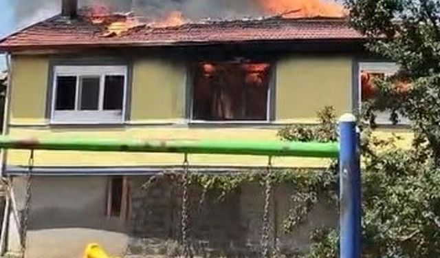İki katlı ev alev alev yandı: Kullanılamaz hale geldi!