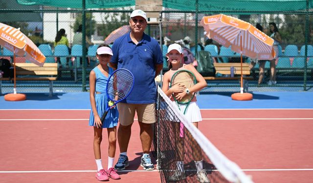 Kuşadası'nda tenis turnuvası başladı